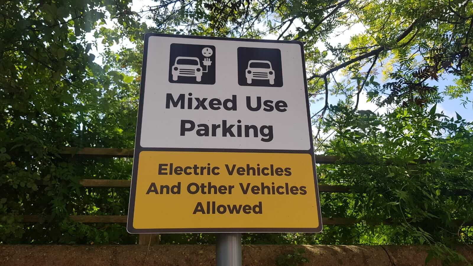 Mixed use parking sign for electric vehicle charging